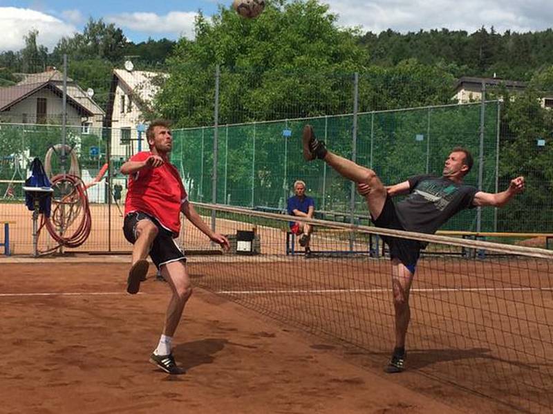 Prvního ročníku nohejbalového turnaje na strakonické Habeši se  zúčaastnilo 10 družstev