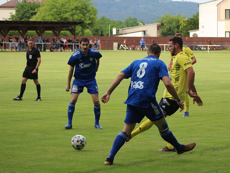 Fotbalová divize: Otava Katovice - Robstav Přeštice 1:2 (0:0).