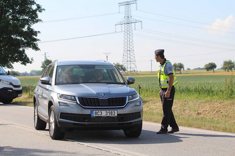 Tragická nehoda se stala dnes 19. června 2019 ráno u Libějovic na Vodňansku. Řidič kamionu z dosud neznámých příčin havaroval a v kamionu uhořel.