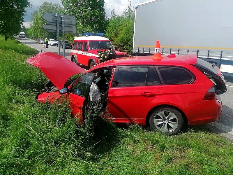 Střet osobního auta s dodávkou na hlavním tahu z Budějovic na Vodňany nedaleko železničního přejezdu u Maloviček.