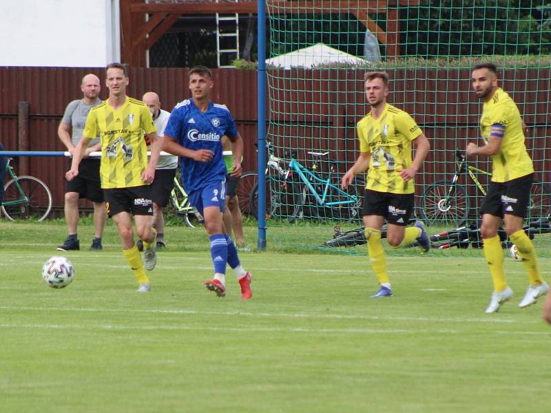 Fotbalová divize: Otava Katovice - Robstav Přeštice 1:2 (0:0).