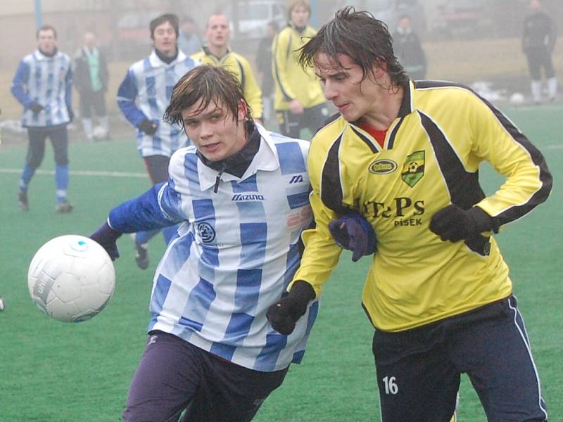 Starší dorostenci Strakonic (modré dresy) se postarali o překvapení, Osek rozstříleli 7:1. 