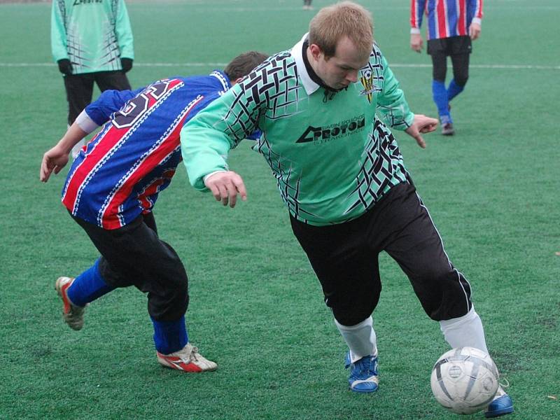 Pátou prohru a další debakl utrpěli fotbalisté Štěkně (tmavé dresy), béčko Strakonic podlehli 1:8.