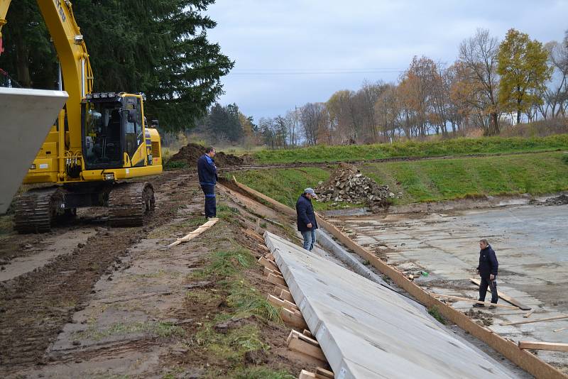 Nová vodní nádrž bude v Drahonicích hotová již koncem listopadu.