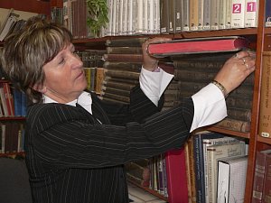Hana Čakrtová při otevření knihovny