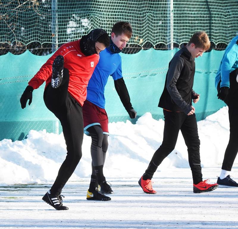 Fotbalisté Junioru Strakonice tráví zimní soustředění ve Lhotě nad Rohanovem.