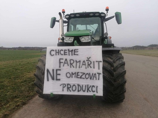 Zemědělci ze Strakonicka si dali ráno sraz na bývalém letišti v Přešťovicích.
