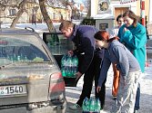 Pracovníci společnosti Karlovarské minerální vody rozdávali v úterý na návsi ve Slaníku balenou vodu. 