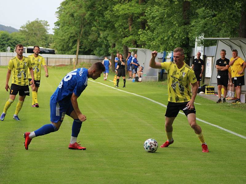 Fotbalová divize: Otava Katovice - Robstav Přeštice 1:2 (0:0).