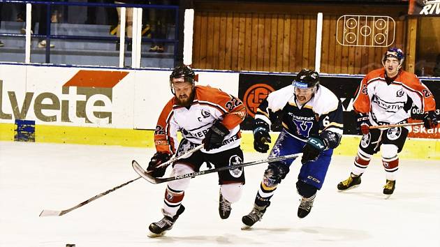 První vzájemný souboj Strakonic a Vimperka této sezony vyhráli hokejisté od Otavy 4:1.