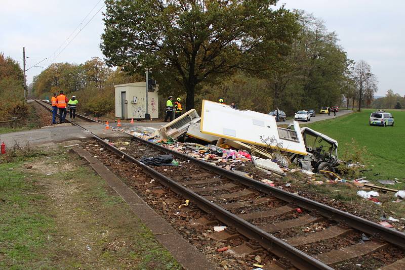 Na železničním přejezdu v Sudoměři na Strakonicku se srazila v pátek 11. listopadu dodávka s vlakem.