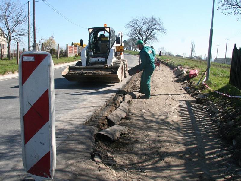 V horní části Štěchovic v těchto dnech staví Silnice Klatovy  chodník z balené asfaltové drtě. 