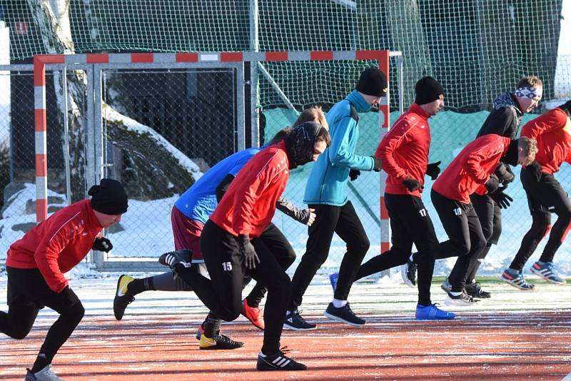 Fotbalisté Junioru Strakonice tráví zimní soustředění ve Lhotě nad Rohanovem.