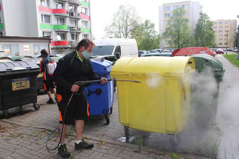 Dezinfekce kontejnerů ve Strakonicích.