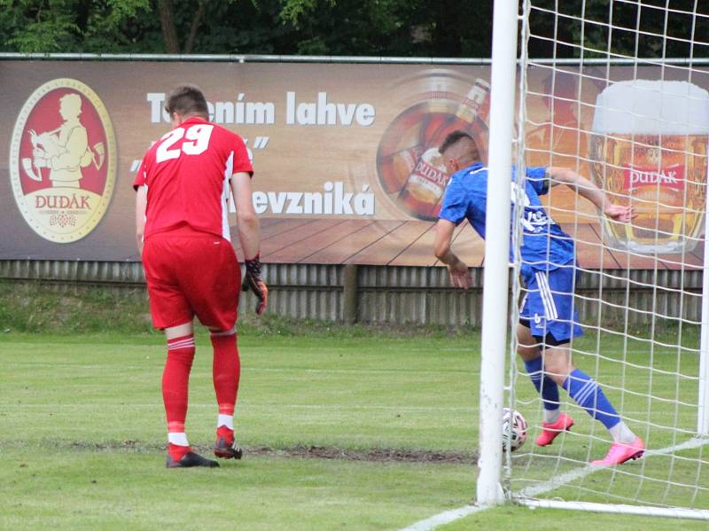 Fotbalová divize: Otava Katovice - Robstav Přeštice 1:2 (0:0).