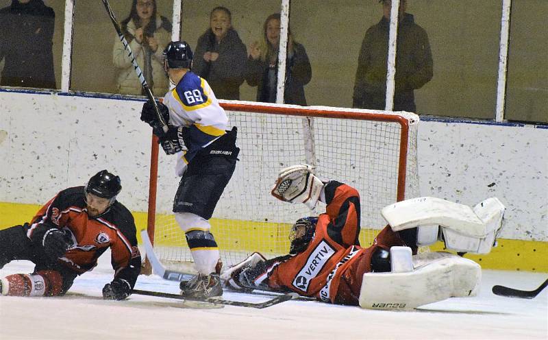 Semifinále play off hokejistů: HC Strakonice - J. Hradec 2:3 po prodloužení.