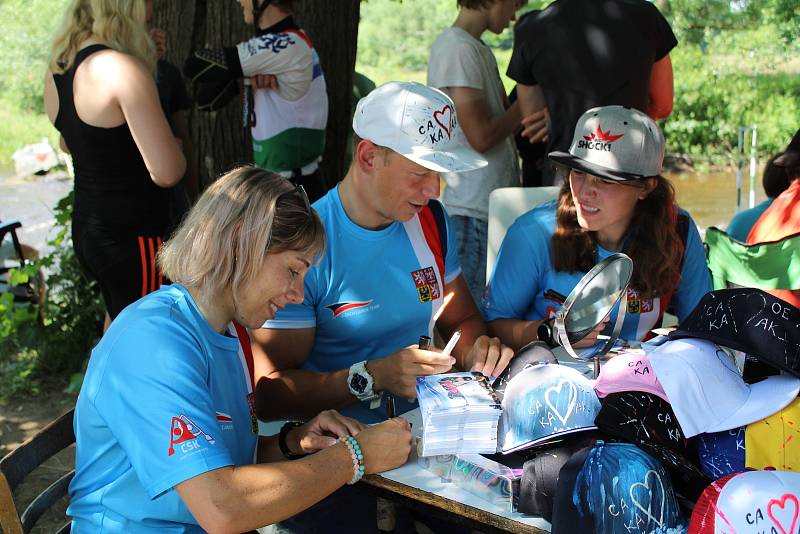 Veronika Vojtová byla jednou z ambasadorek ČT žáků ve vodním slalomu ve Strakonicích.