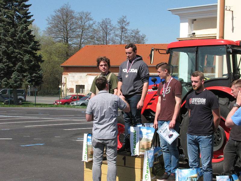 Nová plocha nádvoří umožnila soutěžní prvky umístit tentokrát jinak než v předchozích letech. Trať byla technicky náročnější a pořádně některé závodníky potrápila.