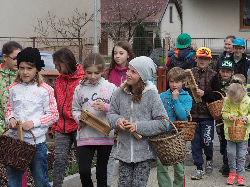 Velikonoční tradice už roky drží také v obci Čejetice a v jejích přilehlých částech. Partu dětí jsme zastihli v Přeborovicích.