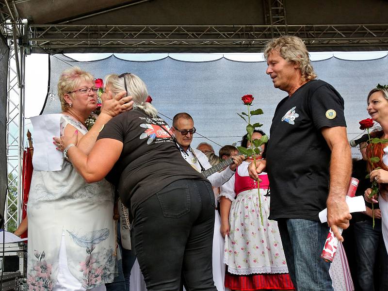 Čejetice usilovaly o titul Jihočeské vesnice roku pět let. Místní lidé si život v Čejeticích chválí. Velkou měrou za to prý může starostka Ivana Zelenková, protože se prý skutečně stará.