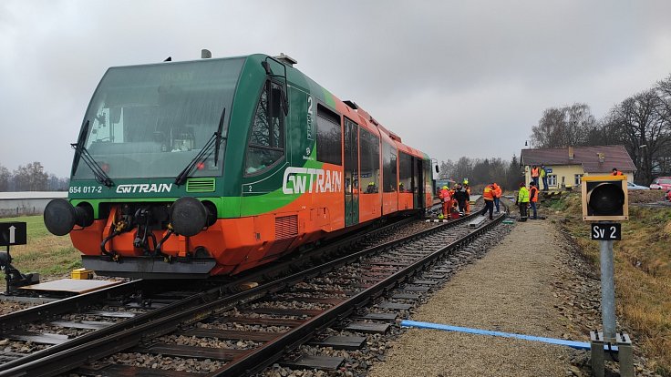 V pátek ráno v Bavorově na Strakonicku vykolejil osobní vlak.