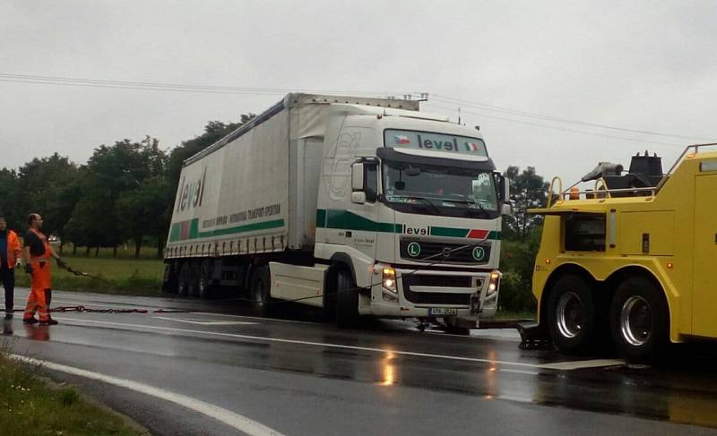Nehoda kamionu u Přešťovic zablokovala dopravu na silnici I/4.