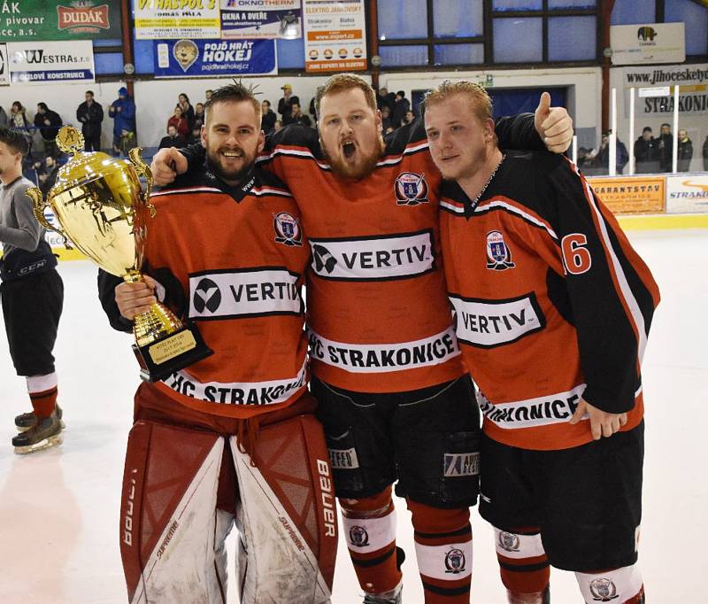 Titul krajského přeborníka mají hokejisté ze Strakonic. HC Strakonice - Slavoj Český Krumlov 3:3 (1:1, 1:1, 1:1).