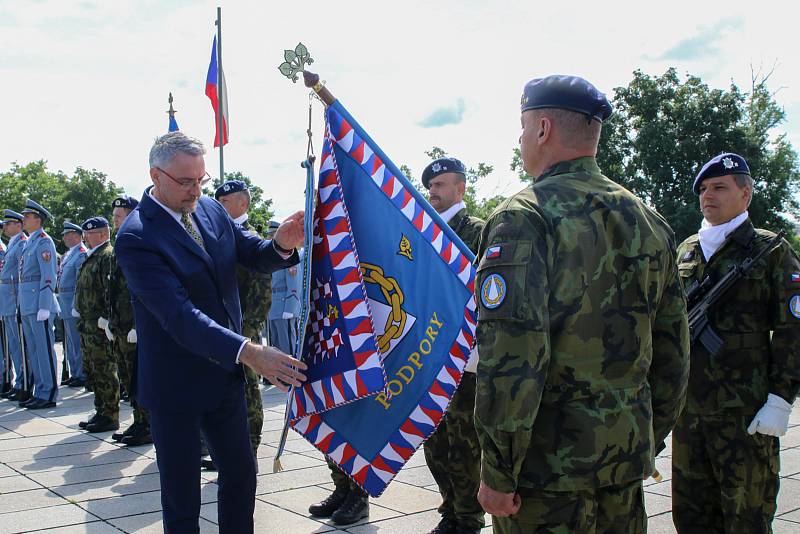 Strakoničtí vojáci během slavnostního nástupu na pražském Vítkově.