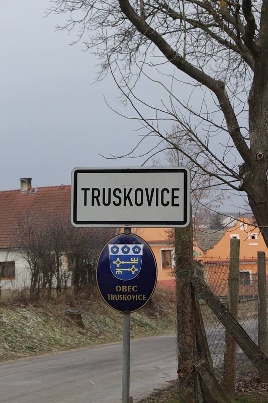 V katastru obce Truskovice na Vodňansku se měla podle místních odehrát vražda. Policisté s ohledem na vyšetřování zatím nechtějí informaci potvrdit.