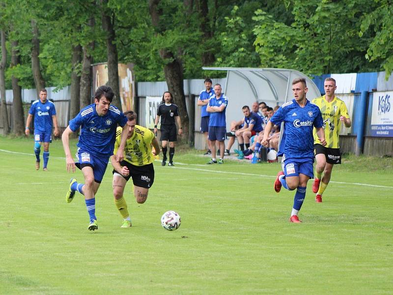 Fotbalová divize: Otava Katovice - Robstav Přeštice 1:2 (0:0).