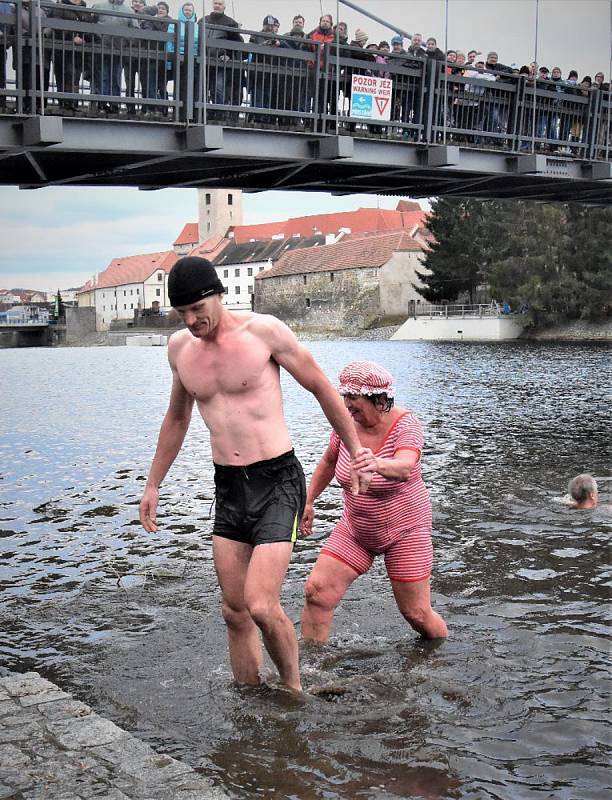 Otužilci přivítali Nový rok také ve Strakonicích.