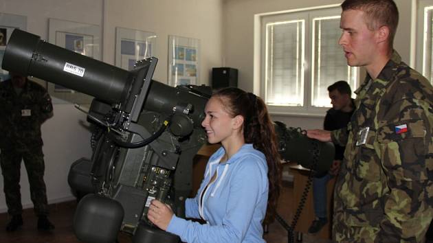 – Tereza Sporková si na trenažéru vyzkoušela činnost operátora protiletadlového kompletu RBS-70. 