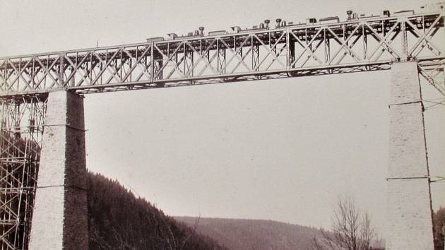 Železniční most přes Vltavu mez stanicemi Vlastec - Červená nad Vltavou.