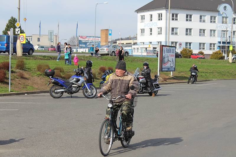 Na již  jedenáctý ročník "Vykopání pincka aneb zahájení sezóny motobobrů"  se  v sobotu sjeli motorkáři z širokého okolí.