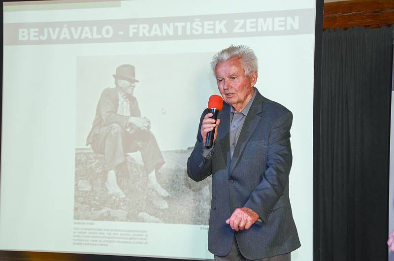 František Zemen obdržel Cenu starosty města. Snímky jsou z loňské vernisáže jeho výstavy Bejvávalo...