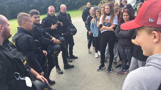 Ve čtvrtek 2. září navštívili strakoničtí policisté kurz studentů střední školy TRIVIS Vodňany.