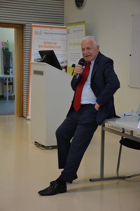 President Václav Klaus přijal pozvání od studenta Tomáše Pikla a přijel besedovat se žáky Základní školy a Gymnázia ve Vodňanech.