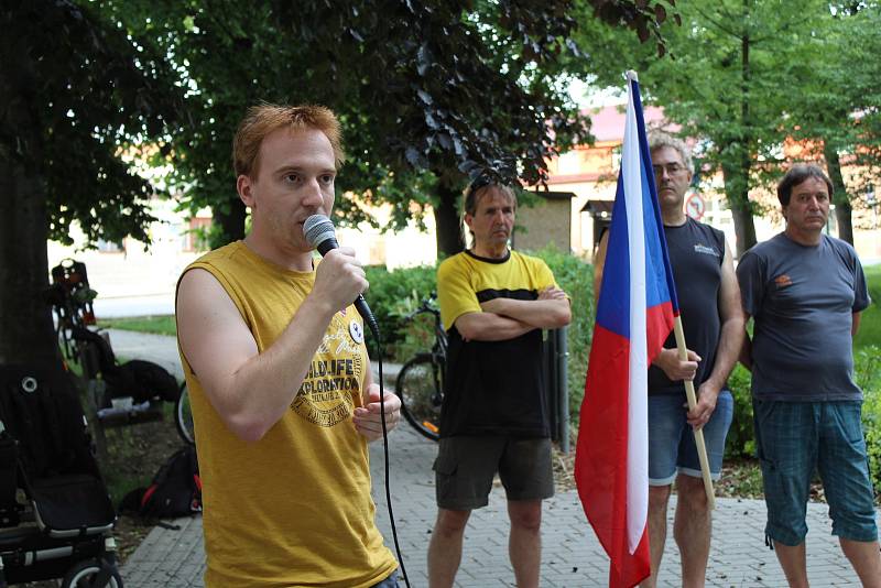Na demonstraci spolku Milion chvilek pro demokracii ve Vodňanech promluvil v úterý 11. června i zakladatel a hlavní postava tohoto spolku Mikuláš Minář.