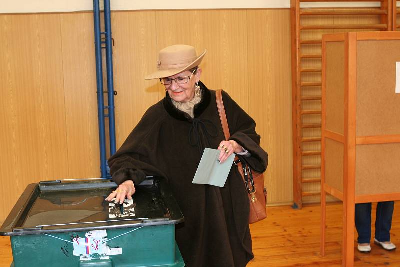 Začátek voleb v bývalé škole v Lidické ulici ve Strakonicích.