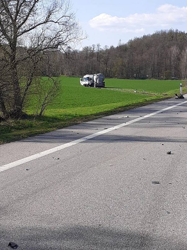 Střet osobního auta s cisternou u Vodňan.