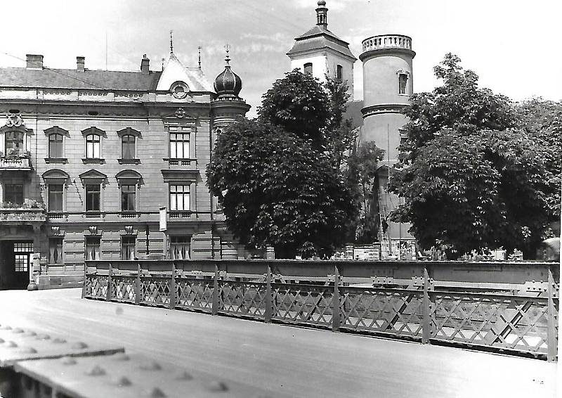 Pohled z železného mostu na Palác.