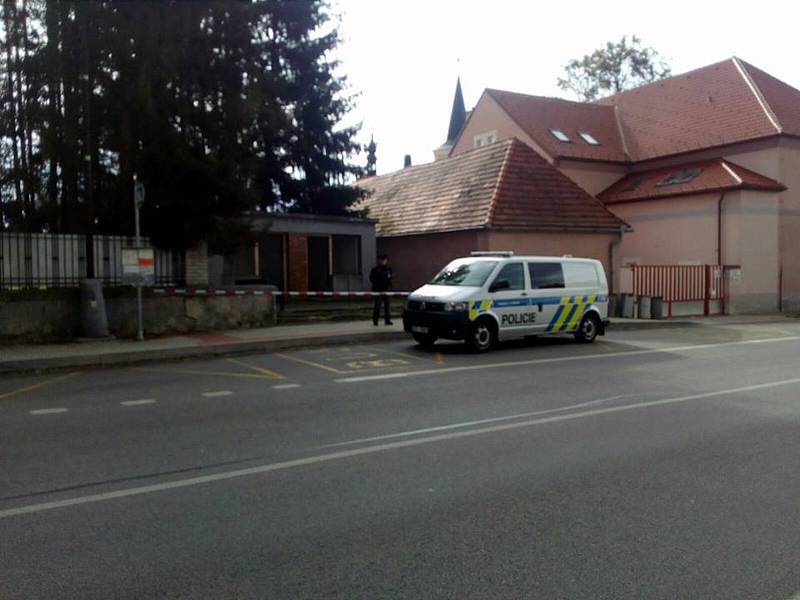 Na autobusové zastávce ve Střelských Hošticích našli v úterý lidé mrtvého muže.