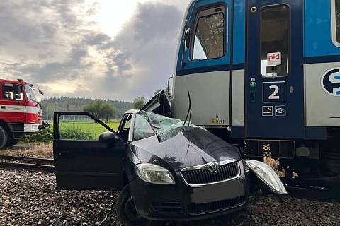 Střet osobního auta s vlakem u Blatné na Strakonicku.