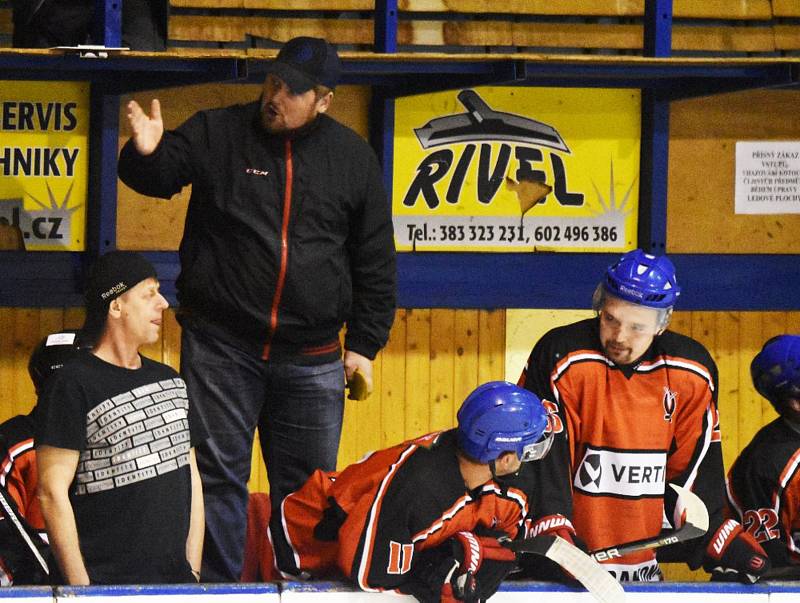 Trenér Martin Všetečka dělí svůj trenérský čas mezi muže Strakonic a reprezentaci děvčat U16.