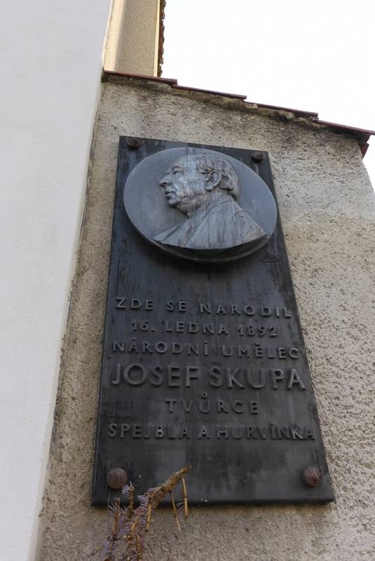 Pamětní deska na rodném domě Josefa Skupy.