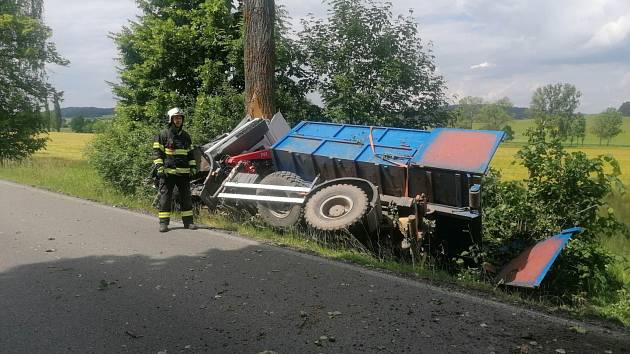 Při tragické nehodě havarovalo nákladní auto, které čelně nabouralo do stromu.