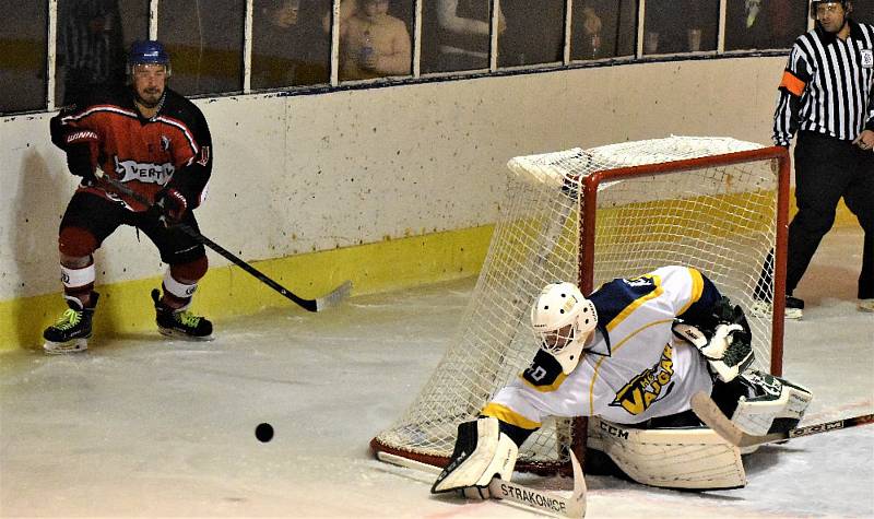 Semifinále play off hokejistů: HC Strakonice - J. Hradec 2:3 po prodloužení.