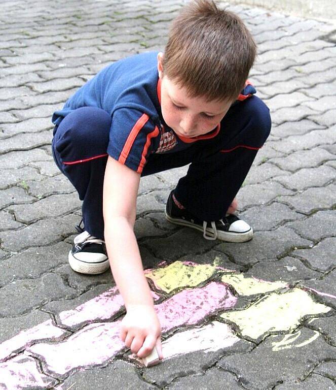 Prázdninové kreslení na beton v redakci Strakonického deníku.