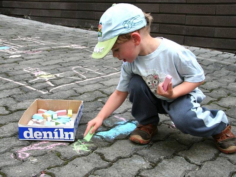 Prázdninové kreslení na beton v redakci Strakonického deníku.