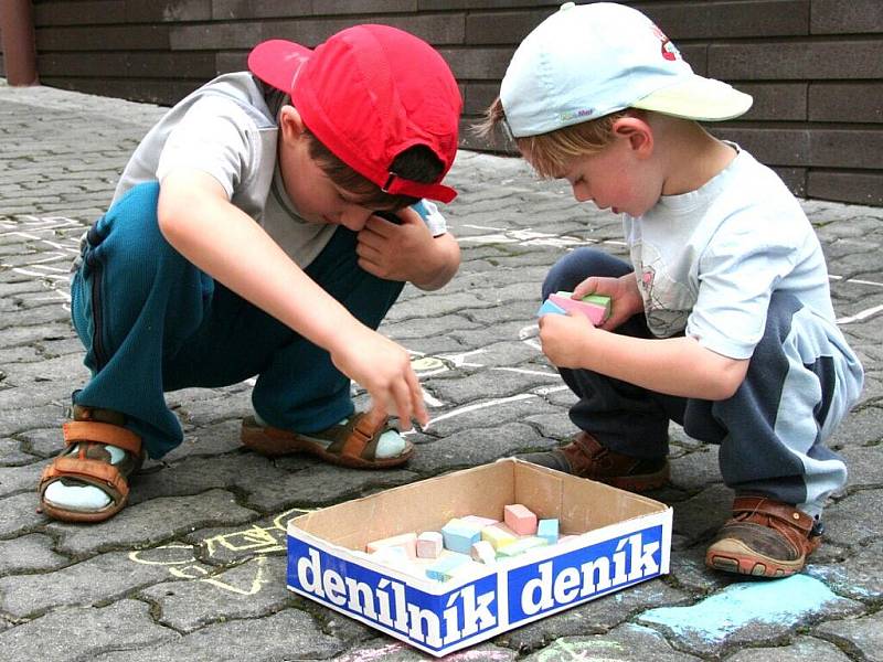 Prázdninové kreslení na beton v redakci Strakonického deníku.